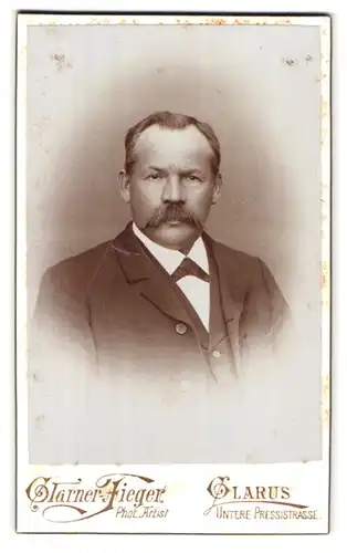 Fotografie Glaner Fieger, Glarus, Untere Pressistr., Portrait Mann im Anzug mit Walrossbart