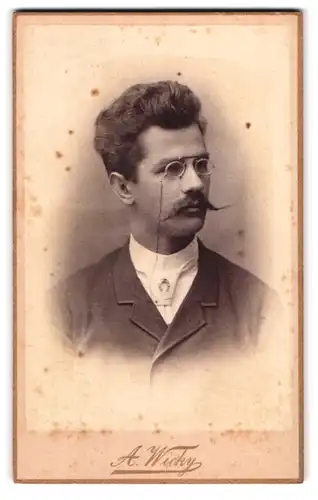 Fotografie A. Wicky, Berne-Soleure, Portrait Mann mit Zwirbelbart und Zwickerbrille