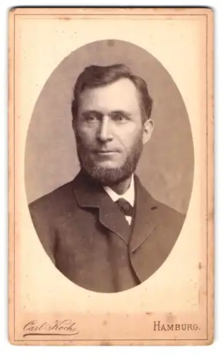 Fotografie Carl Koch, Hamburg, Neuerwall 30, Portrait Herr im Anzug mit Chin-Strap Bart