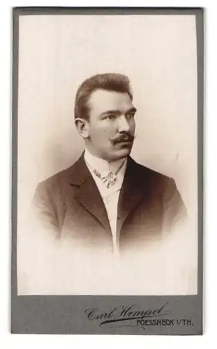 Fotografie Carl Hempel, Poessneck i. Th., Portrait Herr im Anzug mit Kaiser Wilhelm Bart