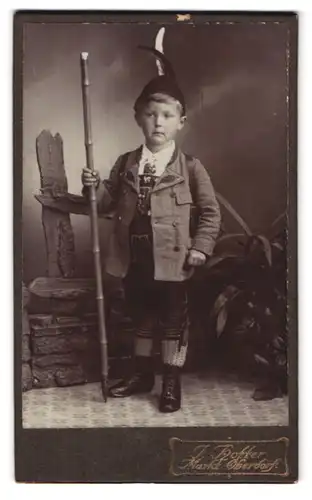 Fotografie J. Hotter, Markt Oberdorf, Portrait kleiner Junge in Tracht mit Wanderstock