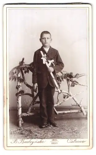 Fotografie B. Budzynska, Ostrowo, Ul. Raszkowska, Portrait polnischer Junge mit Kerze zur Kommunion