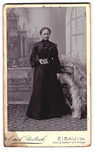 Fotografie Emil Roitsch, Eibau i. Sa., Portrait junges Mädchen im schwarzen Kleid mit Bibel in der Hand, Kommunion
