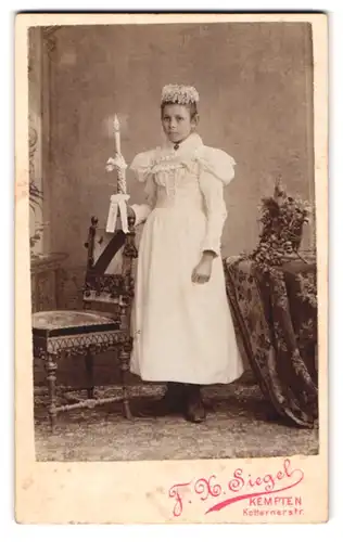 Fotografie F. X. Siegel, Kempten, Kotternerstr., Portrait junges Mädchen im weissen Kleid mit Kerze, Kommunion