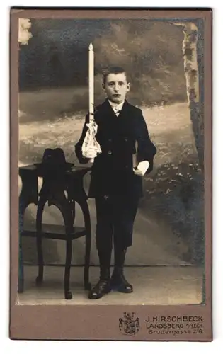 Fotografie J. Hirschbeck, Landsberg a. Lech, Brudergasse 216, Portrait Junge im Anzug mit Kerze zur Kommunion