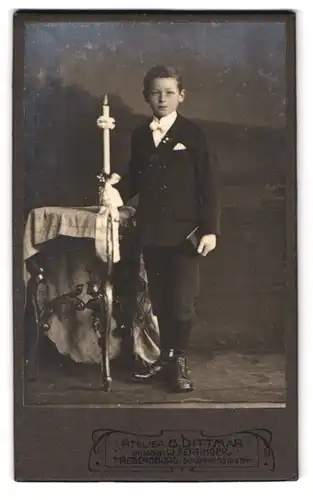 Fotografie B. Dittmar, Regensburg, Schäffnerstr. 104, Portrait kleiner Junge im Anzug mit Kerze, Kommunion
