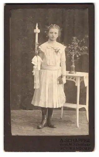 Fotografie A. Schaffer, Schwandorf, junges Mädchen im weissen Kleid mit Kerze und Bibel