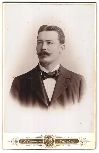 Fotografie F. X. Ostermayr, München, Karlsplatz 6, Portrait junger Mann im feinen Anzug mit Moustache und Fliege