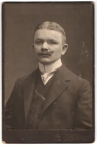 Fotografie Hugo Müller, Freiberg i. S., Ereiche-Str. 11, Portrait Student im Anzug mit Moustache und Couleur