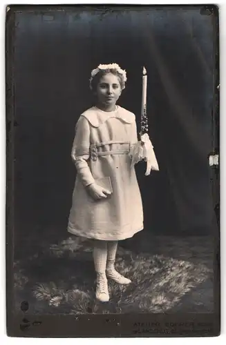 Fotografie Atelier Ederer, Landshut, Seligenthalerstr. 18, Portrait Mädchen mit Kerze im weissen Kleid zur Kommunion