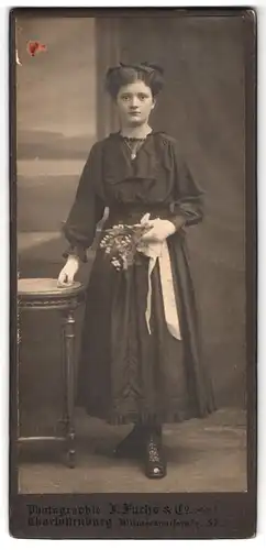 Fotografie J. Fuchs & Co., Charlottenburg, Wilmersdorferstr. 57, Portrait Mädchen im schwarzen Kleid zur Kommunion