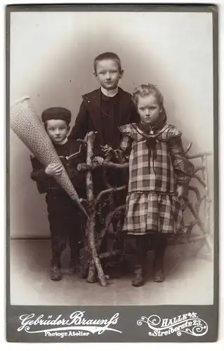 Fotografie Gebrüder Braunss, Halle a. S., Streiberstr. 23, Portrait Kinder mit Zuckertüte posieren im Atelier