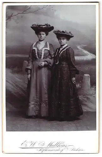Fotografie E. W. Matthias, Seifhennersdorf i. Sa., Portrait junge Frauen in Jungedstil Kleidern mit breitkrempigen Hüten