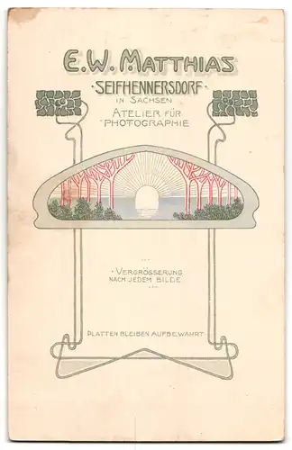 Fotografie E. W. Matthias, Seifhennersdorf i. Sa., Portrait junge Frauen in Jungedstil Kleidern mit breitkrempigen Hüten