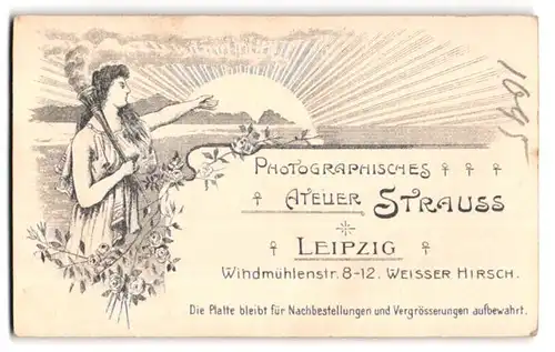 Fotografie Atelier Strauss, Leipzig, Windmühlenstr. 8-12, Frau trägt eine Fackel dem Morgenrot entgegen