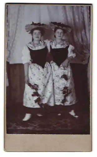 Fotografie Fotograf und Ort unbekannt, Portrait zwei junge Frauen im Kostüm zum Fasching