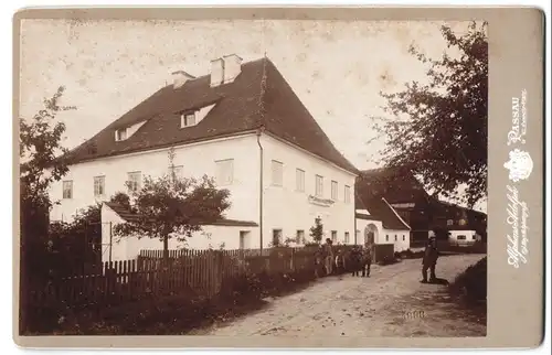 Fotografie Alphons Adolph, Passau, Ansicht Passau, Gutshof mit Wohnhaus aus dem 17. Jahrhundert