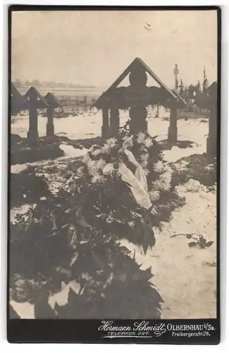 Fotografie Hermann Schmidt, Olbernhau i. Sa., Freibergerstr. 28, Grab des Pionier Paul Walter auf einem Friedhof