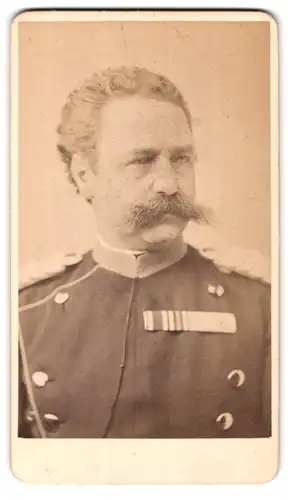 Fotografie Franz Hanfstaengl, München, Portrait Chevauleger Offizier in Uniform mit Ordenband-Bandschnalle
