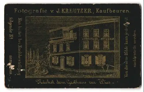 Fotografie J. Kreutzer, Kaufbeuren, Ansicht Kaufbeuren, Geschäftshaus & Foto-Atelier, Rückseitig Knabe im Kleid