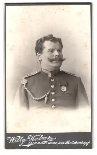 Fotografie Willy Kabus, Minden i. W., Uffz. Regiment 15 in Uniform mit Orden & Schützenschnur