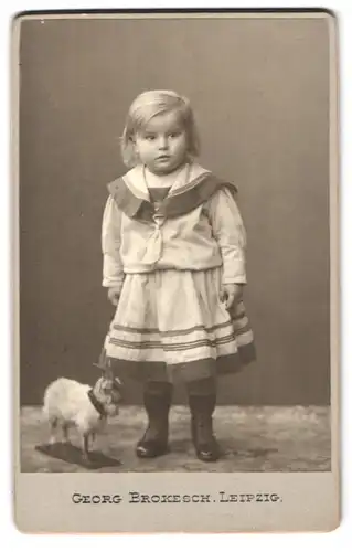 Fotografie Georg Brokesch, Leipzig, Zeitzerstr. 2, Mädchen in Marine-Uniform mit Spielzeug-Bock