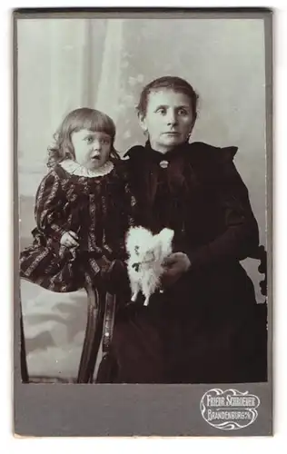 Fotografie Friedrich Schroeder, Brandenburg / Havel, Ritterstr. 17-18, Mutter & Tochter mit Kuscheltier im Foto-Atelier