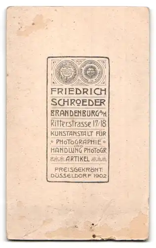 Fotografie Friedrich Schroeder, Brandenburg / Havel, Ritterstr. 17-18, Mutter & Tochter mit Kuscheltier im Foto-Atelier