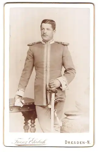 Fotografie Franz Ehrlich, Dresden, Königsbrücker-Str. 105, Uffz. in Uniform mit Epauletten & Säbel