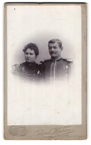 Fotografie Atelier Weber, Borna i. S., Uffz. in Uniform mit Epauletten nebst Gattin
