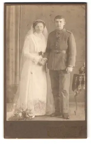 Fotografie Julius Grusche, Neugersdorf i. S., Soldat in Feldgrau Uniform mit Pickelhaube, Kriegshochzeit