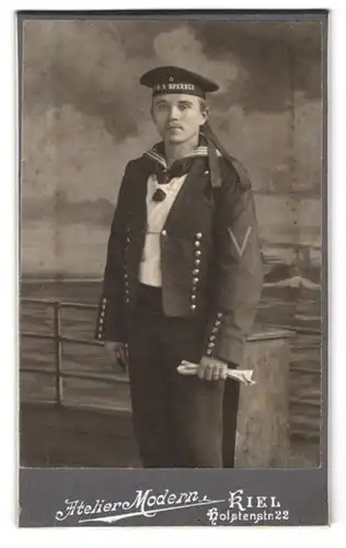 Fotografie Atelier Modern, Kiel, Holstenstr. 22, Portrait Marinesoldat in Uniform, Mützenband S.M.S. Sperber