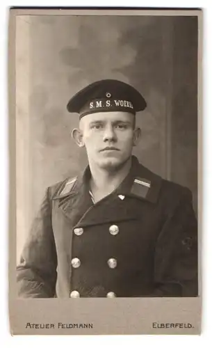 Fotografie Atelier Feldmann, Elberfeld, Bahnhofstr. 80, Portrait Marinesoldat in Uniform mit Mützenband S.M.S. Woerth