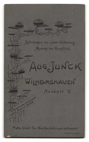 Fotografie Aug. Junck, Wilhelmshaven, Neuestr. 12, Portrait Matrose in Uniform Mützenband Werft Division II