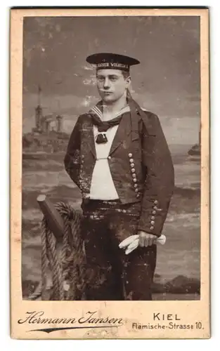 Fotografie Hermann Jansen, Kiel, Flämische-Str. 10, Portrait Matrose in Uniform mit Mützenband Kaiser Wilhelm II