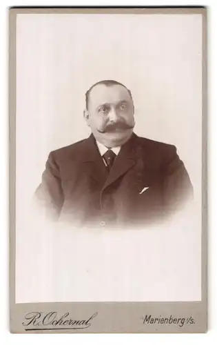 Fotografie R. Ochernal, Marienberg i. S., Ratsgasse 35, Portrait rundlicher Mann im Anzug mit Moustache