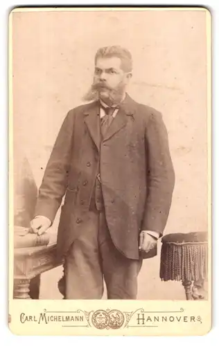 Fotografie Carl Michelmann, Hannover, Ständehausstr. 2, Portrait älterer Herr im Anzug mit Backenbart