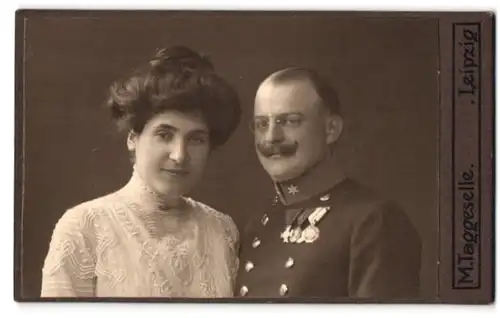 Fotografie M. Taggeseele, Leipzig, Zeitzerstr. 23, Portrait Soldat in Uniform mit Ordenspange und Zwicker Brille