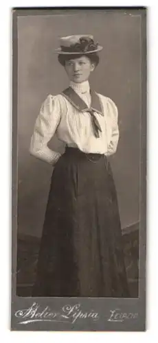 Fotografie Atelier Lipsia, Leipzig, Thomasring 15, Portrait junge Frieda Heimer im Sommerkleid mit Strohhut