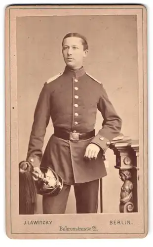 Fotografie J. Lawitzky, Berlin, Behrenstrasse 21, Portrait Soldat in Gardeuniform mit Pickelhaube und Rosshaarbusch