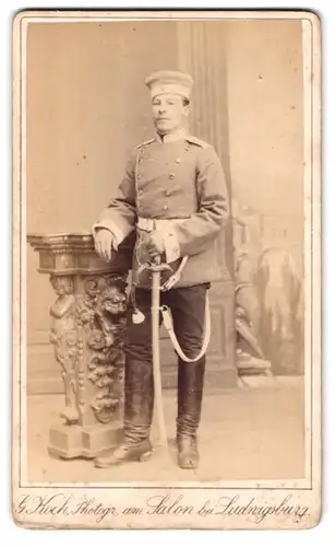 Fotografie G. Koch, Ludwigsburg, am Stuttgarterthor, Portrait Chevauleger in Uniform mit Säbel und Krätzchen