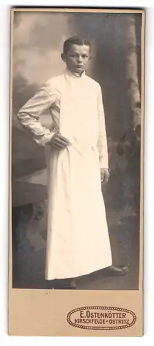 Fotografie E. Ostenkötter, Hirschfelde i. Sa., Bahnhofstr., Portrait Junge als Bäckergeselle