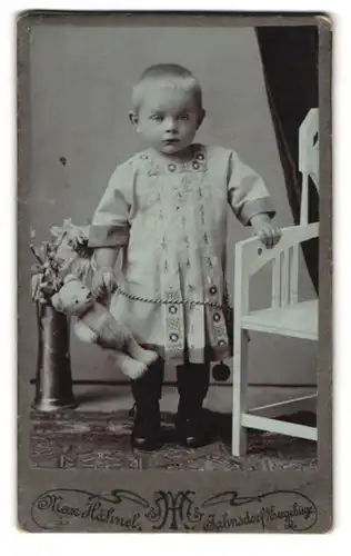 Fotografie Max Hähnel, Jahnsdorf i. Erzgebierge, Portrait kleines Kind mit Teddybär in der Hand