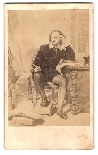 Fotografie Fotograf und Ort unbekannt, Portrait William Shakespeare sitzend am Schreibtisch