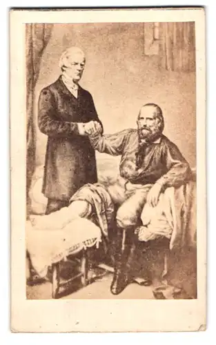 Fotografie Fotograf und Ort unbekannt, Portrait Giuseppe Garibaldi, verwundet mit Arzt