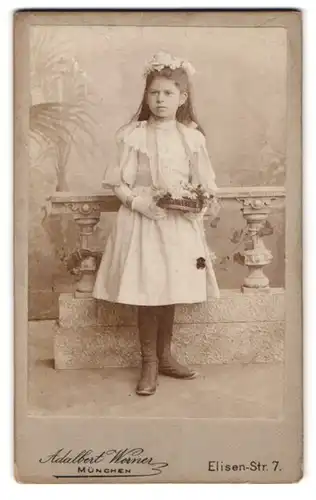Fotografie Adalbert Werner, München, Elisen-Str. 7, Portrait Blumenmädchen im weissen Kleid mit Blumenkorb