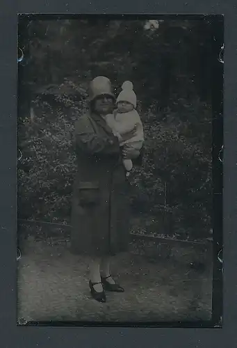 Fotografie Ferrotypie Mutter mit Kleinkind auf dem Arm