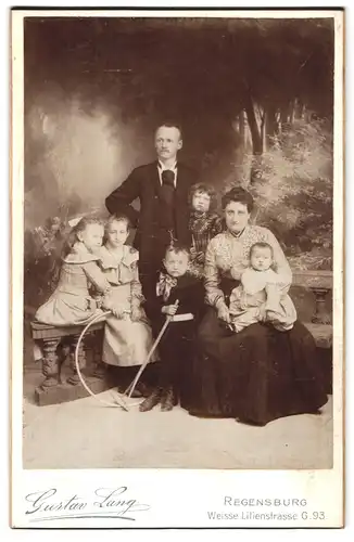 Fotografie Gustav Lang, Regensburg, Weisse Lilienstr. 93, Portrait einer elegant gekleideten Familie mit vielen Kindern