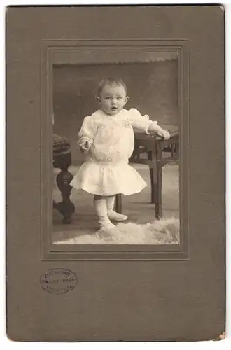 Fotografie Fritz Lindner, Kirchberg i. Sa., Portrait niedliches kleines Mädchen im weissen Kleidchen