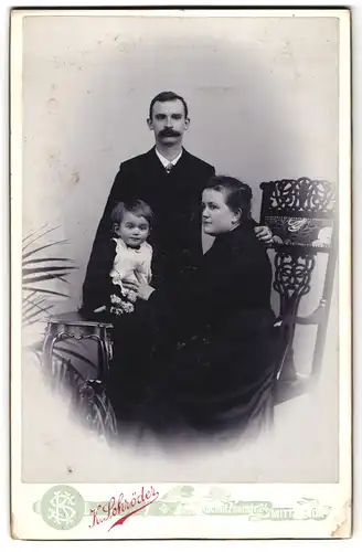 Fotografie K. Schröder, Mittweida, Rochlitzerstr. 24, Portrait elegant gekleidetes Paar mit niedlichem Buben